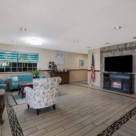 Quality Inn & Suites Medford Airport Exterior foto
