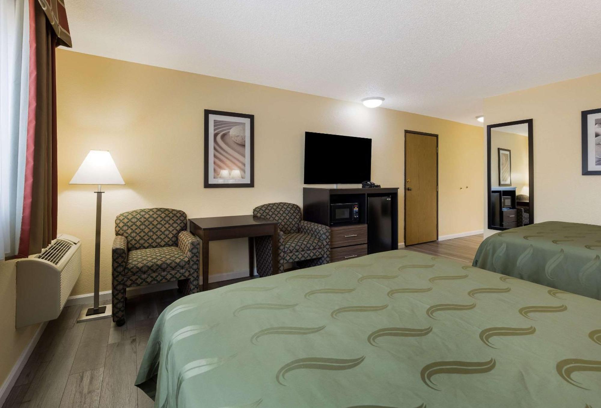 Quality Inn & Suites Medford Airport Exterior foto
