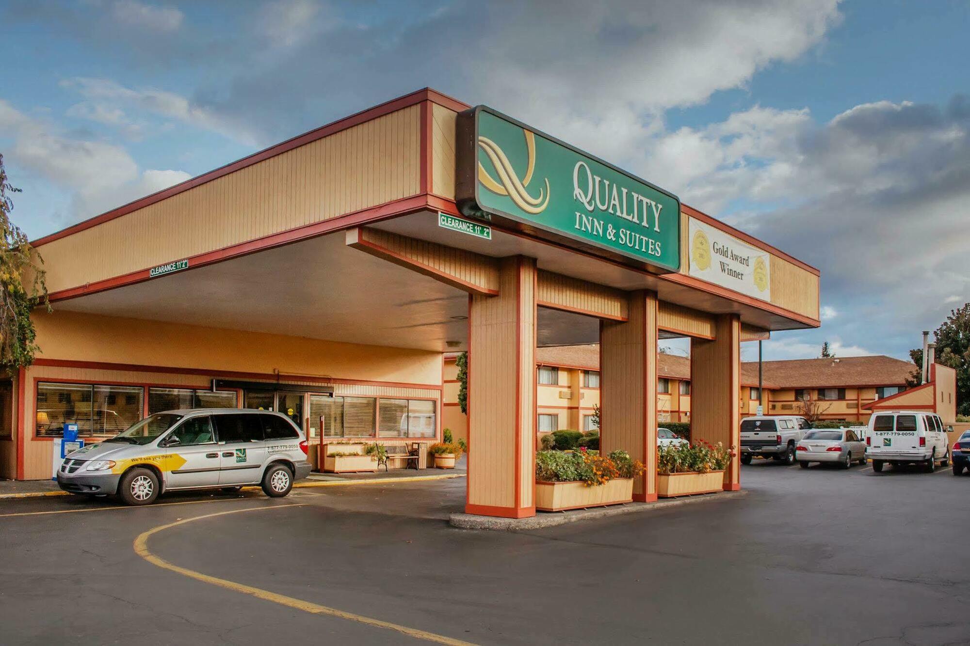 Quality Inn & Suites Medford Airport Exterior foto