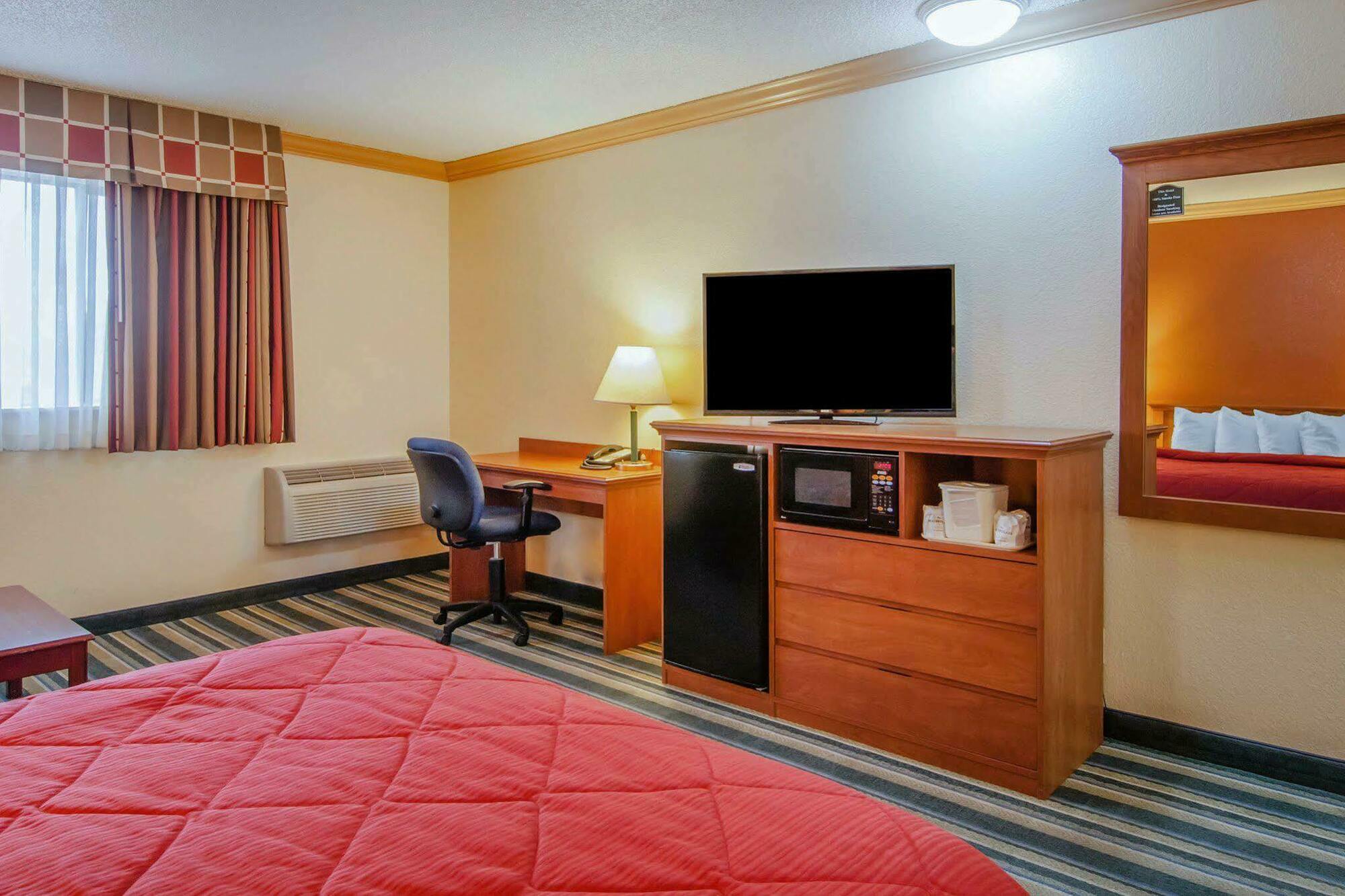 Quality Inn & Suites Medford Airport Exterior foto